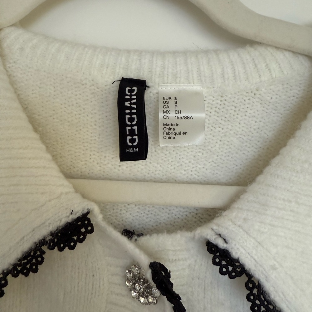 ✨ For Sale: H&M Divided White Knit Sweater with Black Lace Trim - Size Small ✨ - Picture 2 of 3